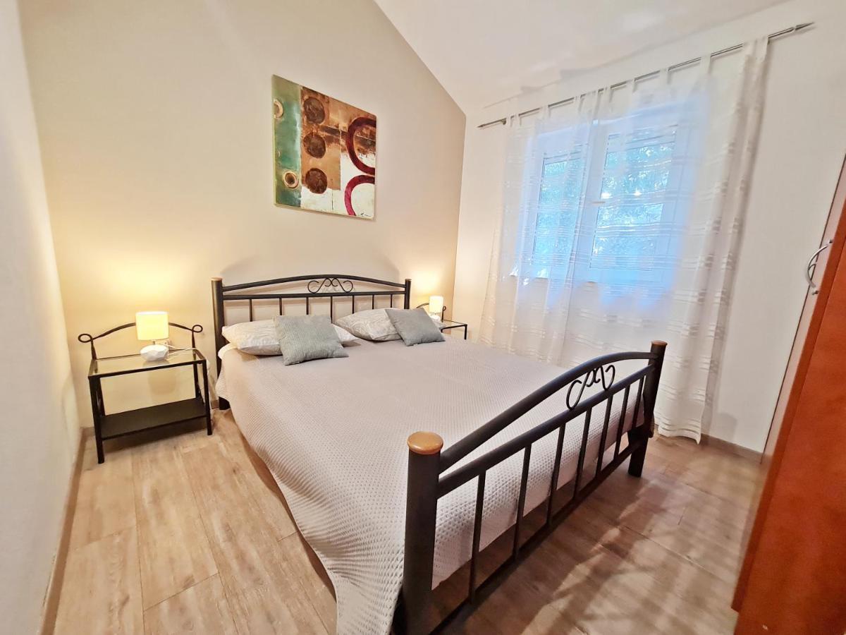 Apartment Ivana Borak Omis Exterior photo
